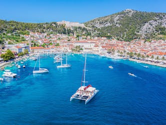 Tour privado en barco por las islas Bol, Hvar y Pakleni desde Split
